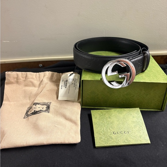 Gucci Embossed Black Leather Belt with Silver Emblem - Picture 1 of 4